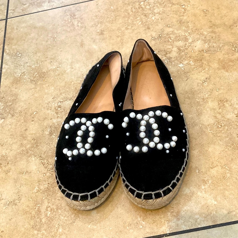 Preowned. EU 39. Black suede w/pearl C’s Authentic. - Picture 2 of 15
